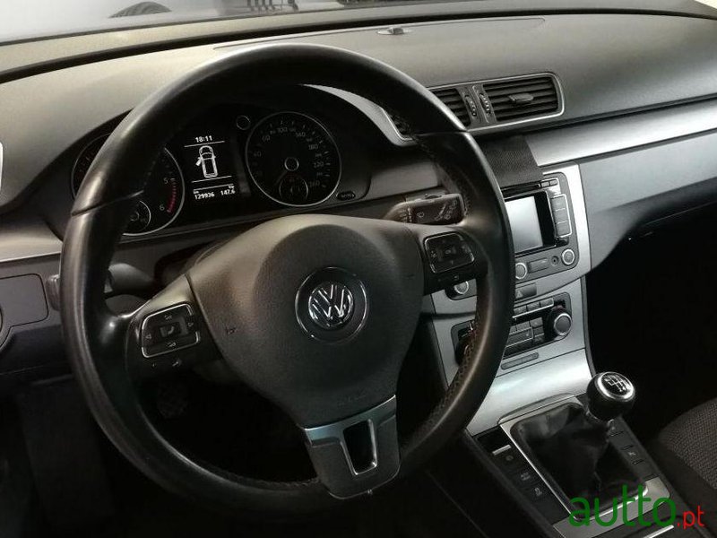 2011' Volkswagen Passat Variant photo #1