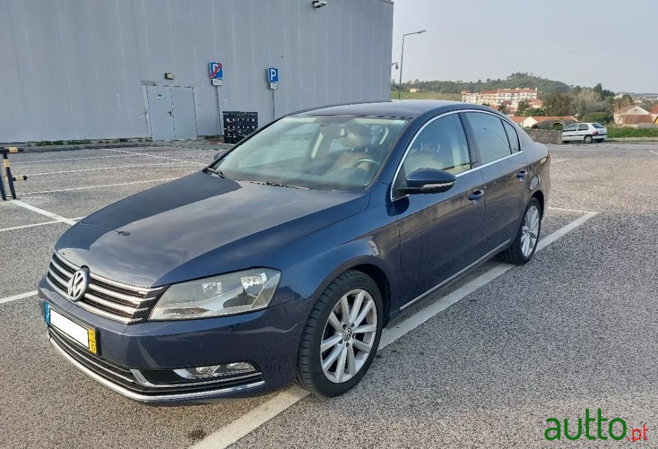 2011' Volkswagen Passat photo #2