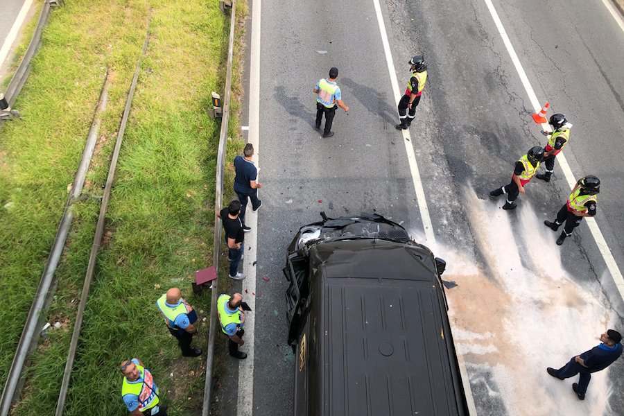 Mulher morre em atropelamento seguido de colisão entre dois camiões e carrinha no Porto