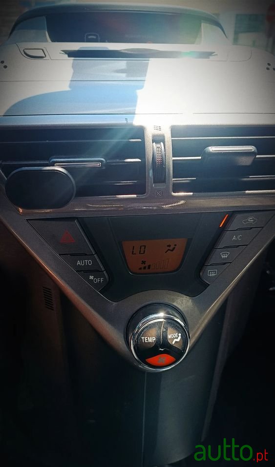 2009' Toyota iQ 1.0 Vvt-I photo #6