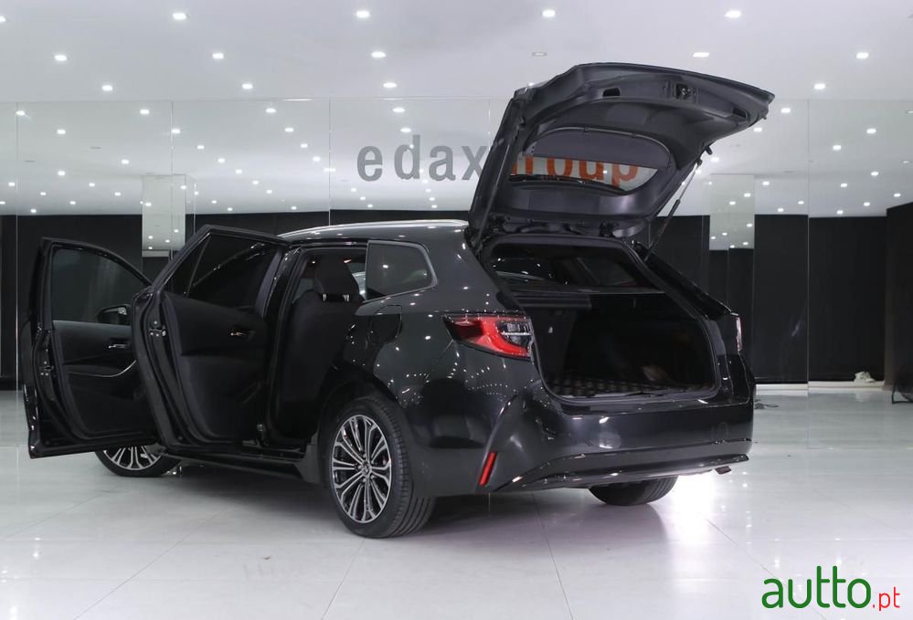 2020' Toyota Corolla Touring Sports photo #5