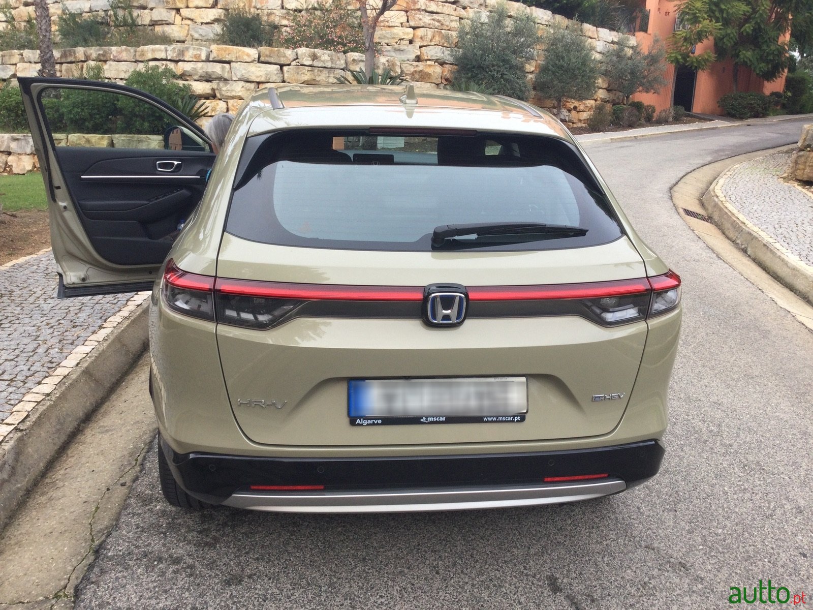 2022' Honda HR-V Luxury photo #3