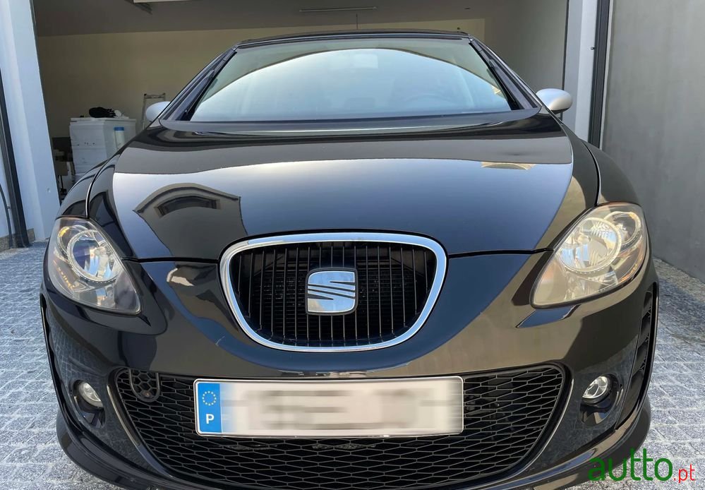 2007' SEAT Leon photo #2