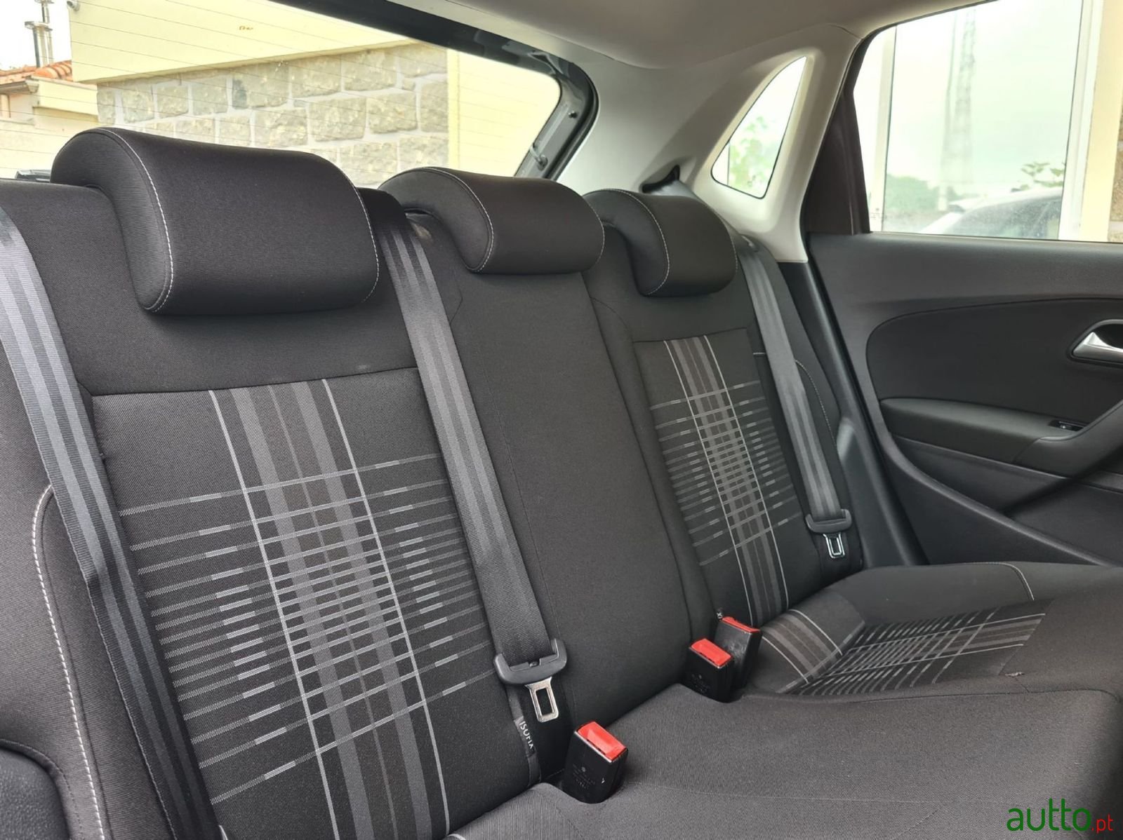 2015' Volkswagen Polo photo #6