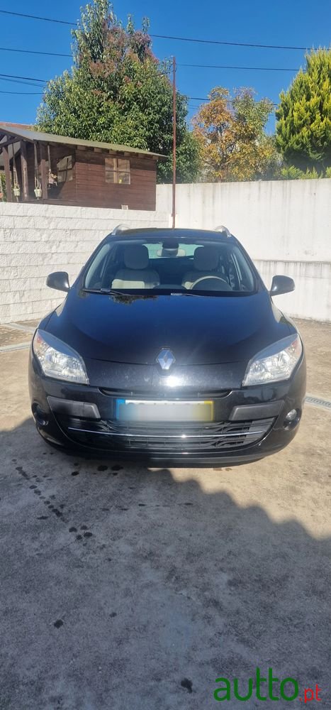 2011' Renault Megane photo #2