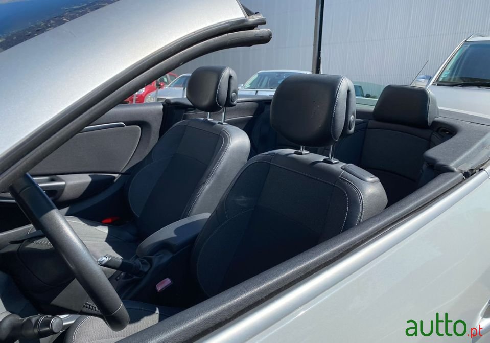 2012' Renault Megane photo #2