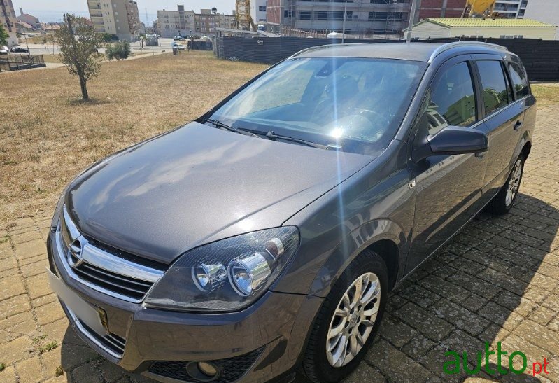 2008' Opel Astra Caravan photo #1