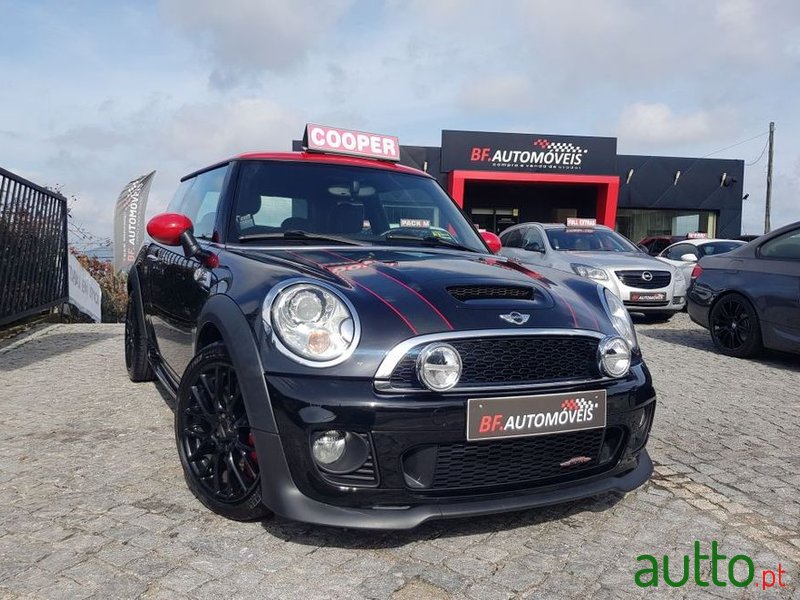 2011' MINI John Cooper Works photo #1