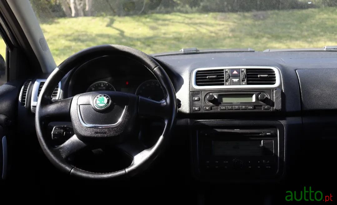 2010' Skoda Fabia Break photo #5