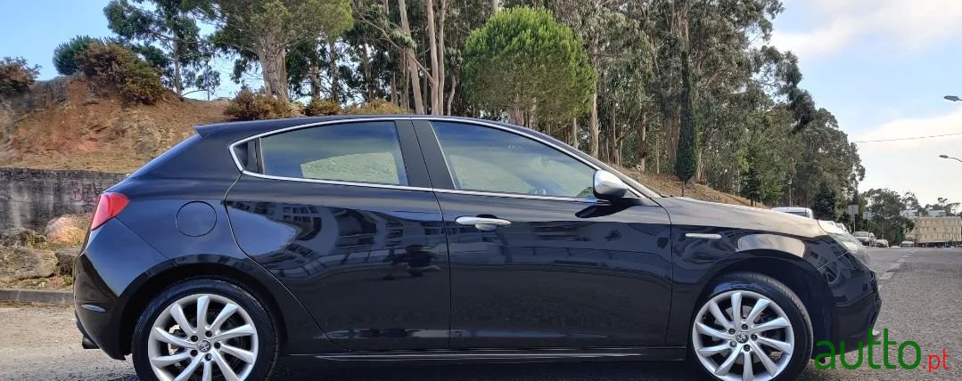 2011' Alfa Romeo Giulietta photo #5