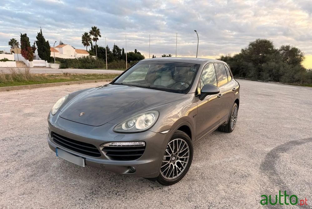 2011' Porsche Cayenne S Hybrid photo #1