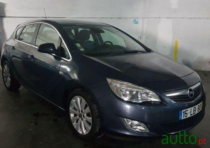 2010' Opel Astra Cosmo 1.3 Cdti photo #1