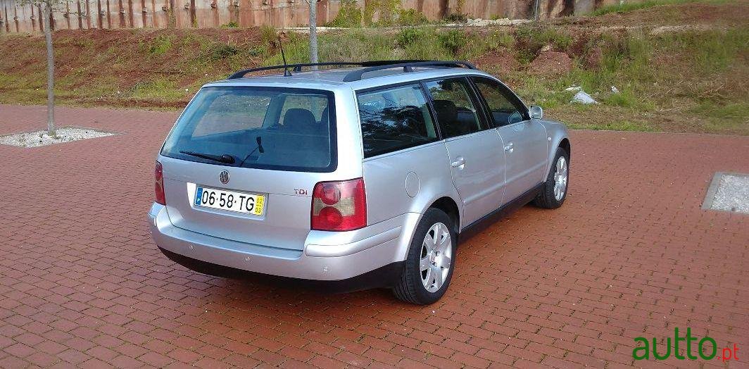 2002' Volkswagen Passat Variant photo #1