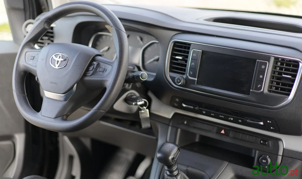 2020' Toyota ProAce Verso photo #2