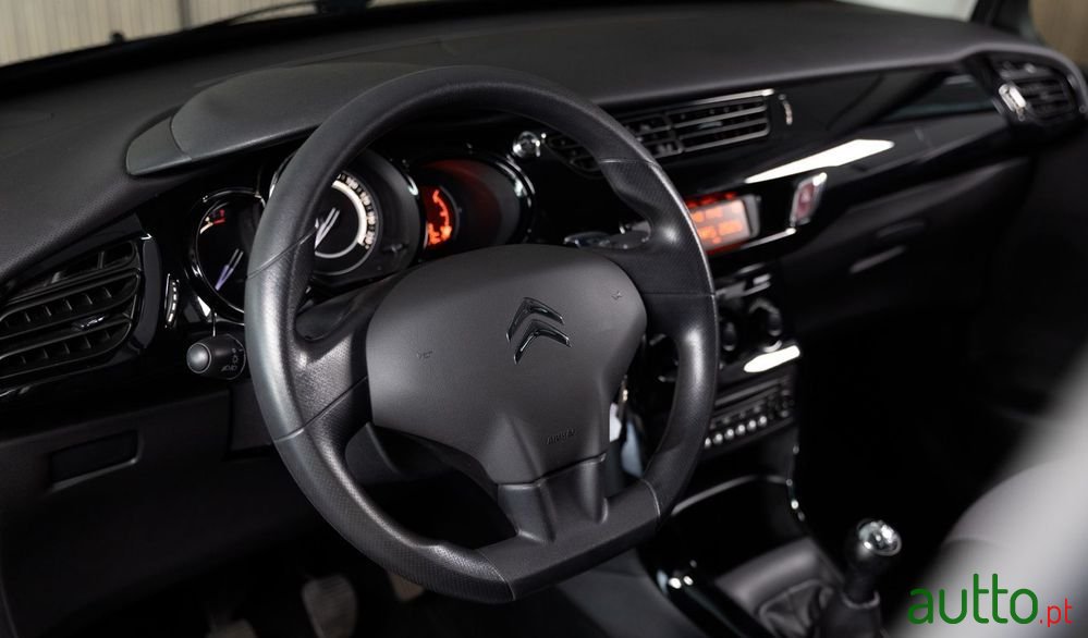 2014' Citroen C3 1.0 Vti Attraction photo #6