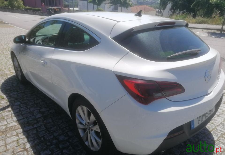 2011' Opel Astra Gtc photo #2