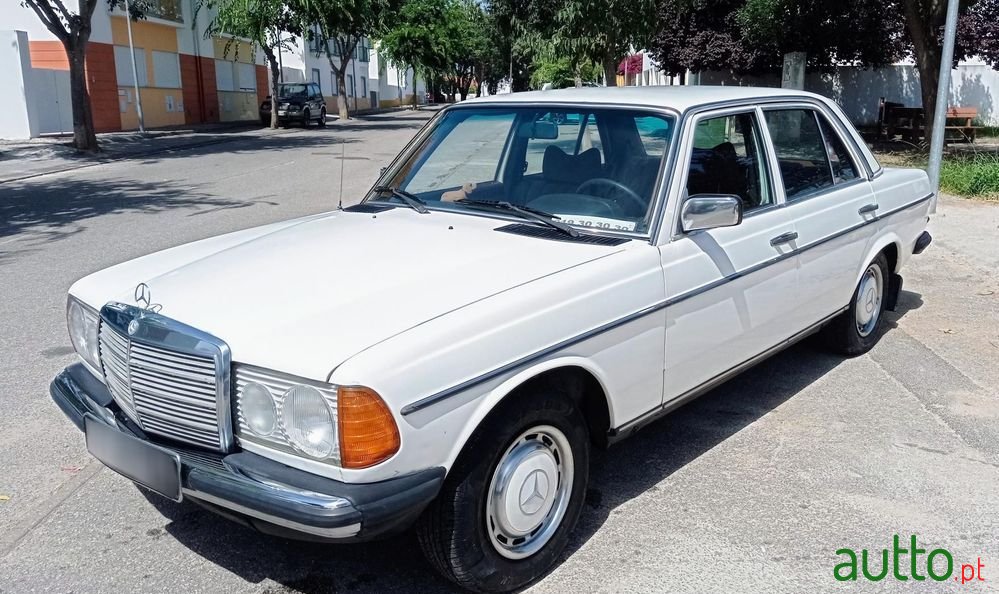 1982' Mercedes-Benz 200 photo #1