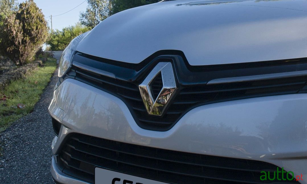 2016' Renault Clio Sport Tourer photo #2