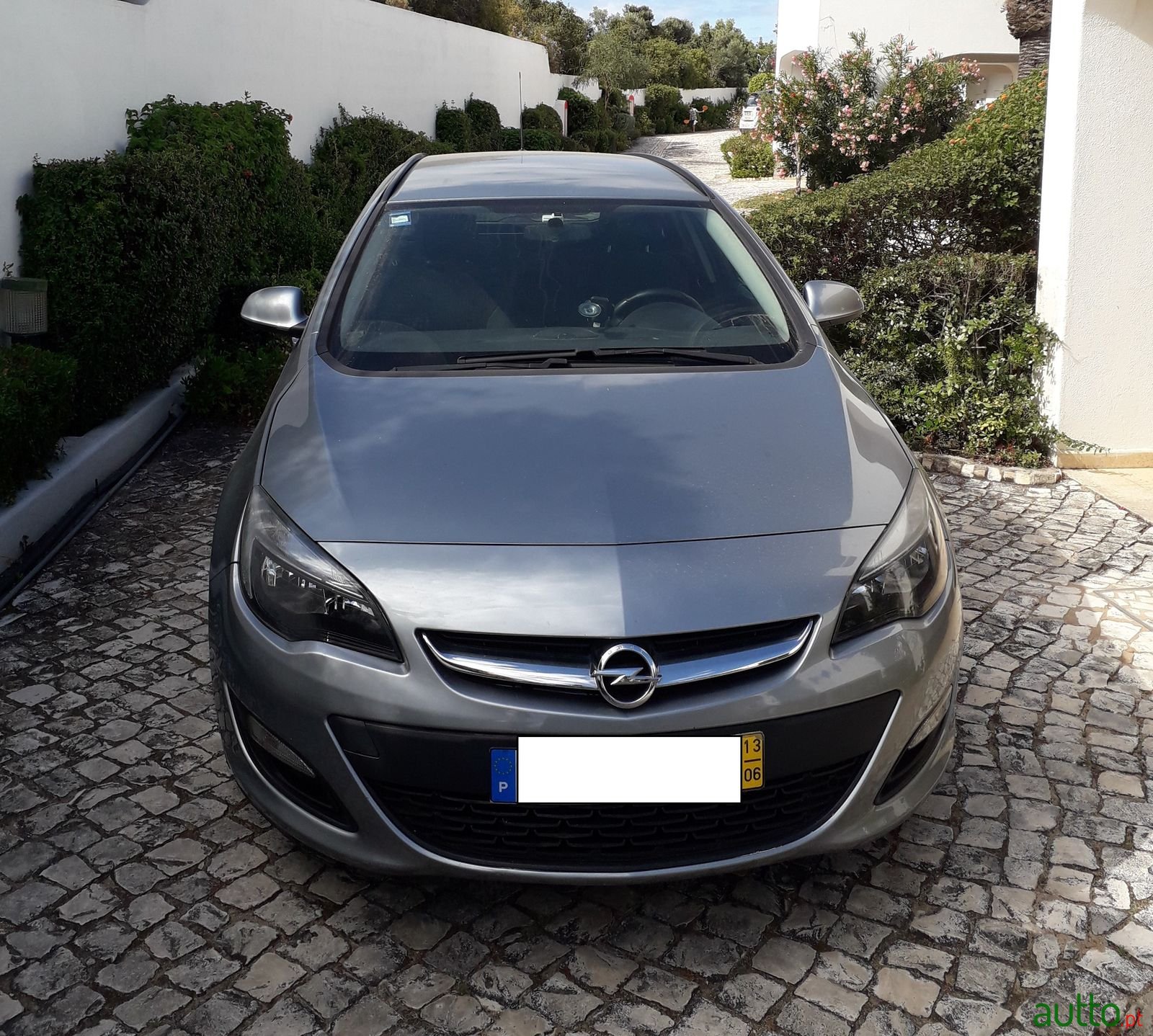 2013' Opel Astra Sports tourer photo #1