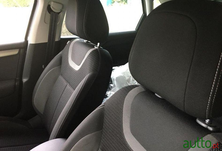 2017' Citroen C4 photo #2