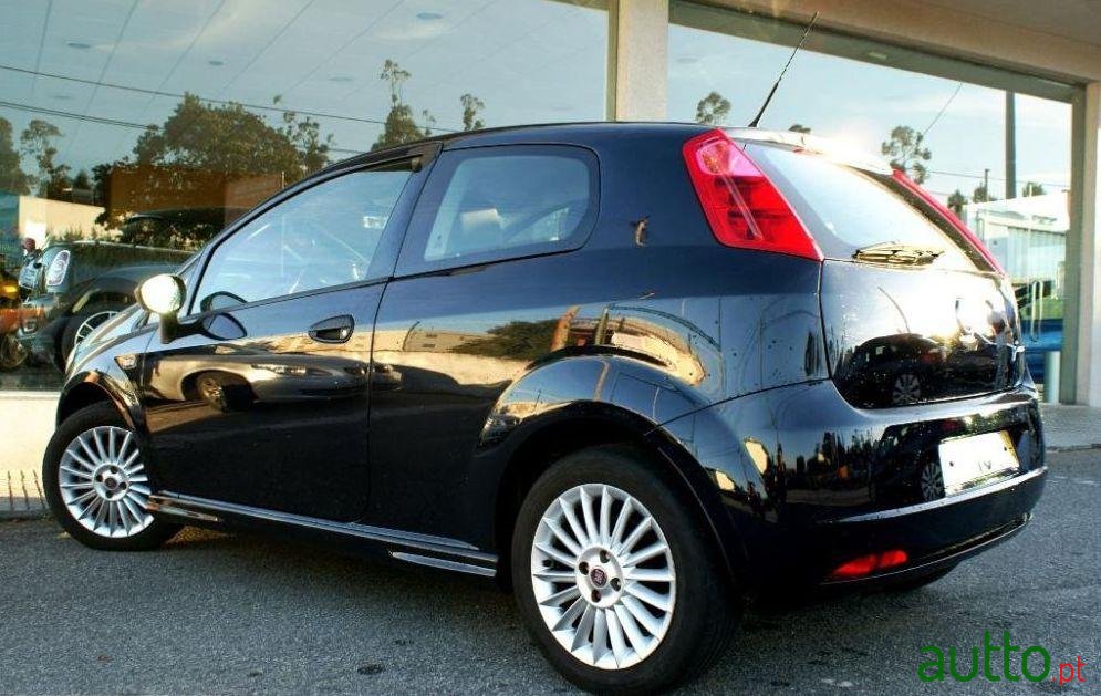 2011' Fiat Grande Punto photo #2