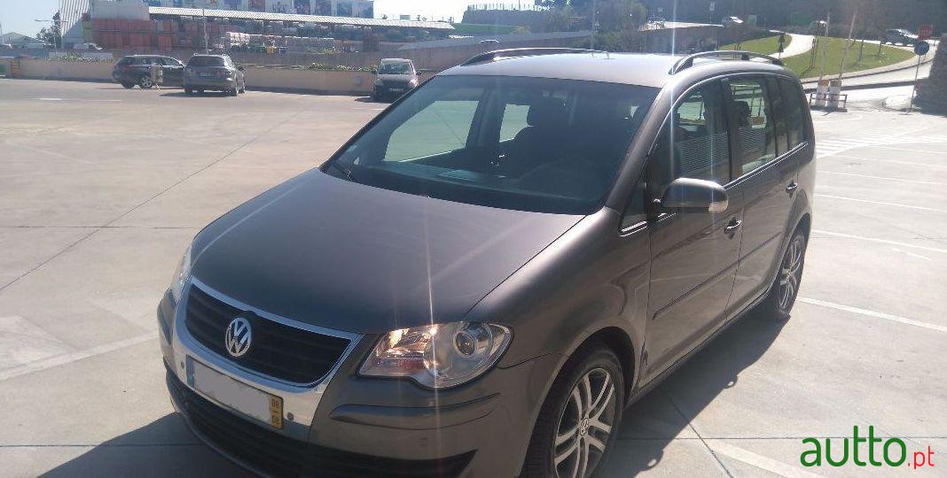 2008' Volkswagen Touran photo #1