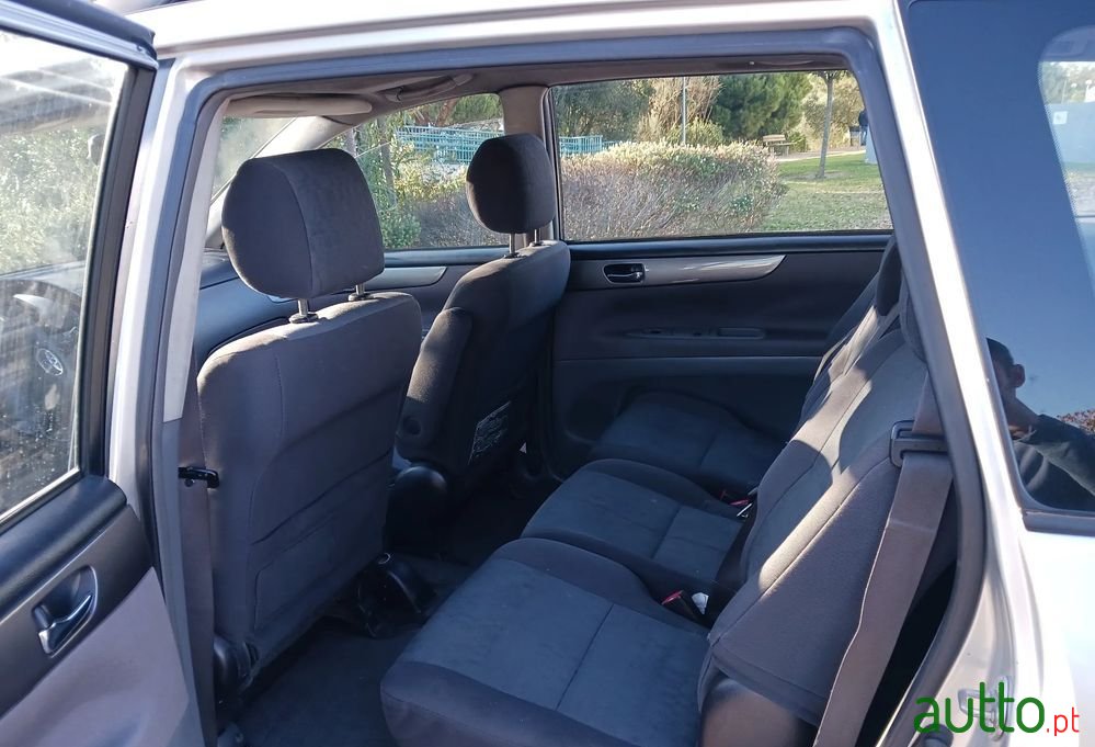 2002' Toyota Avensis Verso photo #3