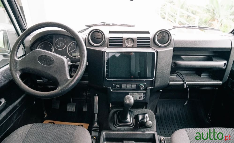 2011' Land Rover Defender photo #2