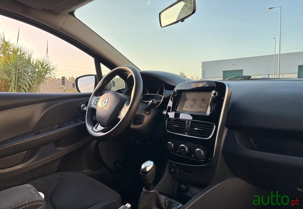 2020' Renault Clio Sport Tourer photo #4