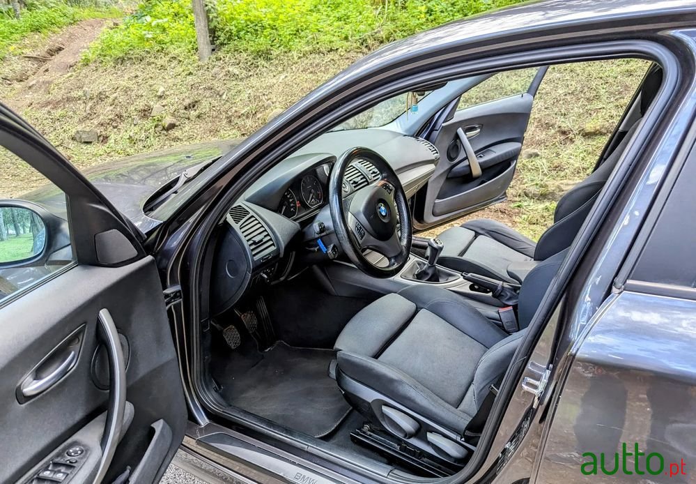 2004' BMW 120 D photo #2