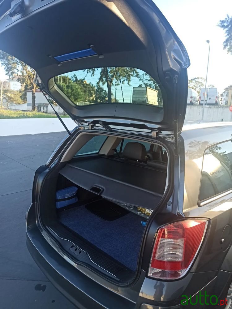 2008' Opel Astra Caravan photo #6