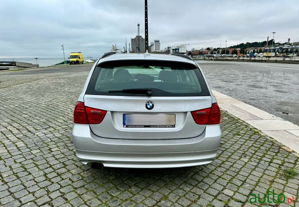 2011' BMW 318 Gran Turismo photo #6