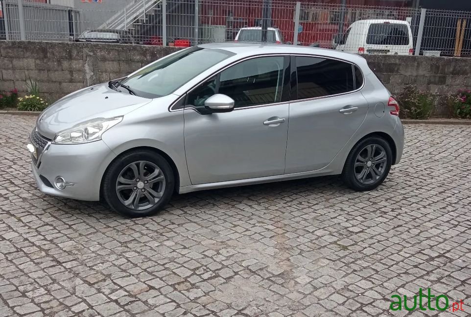 2012' Peugeot 208 photo #1