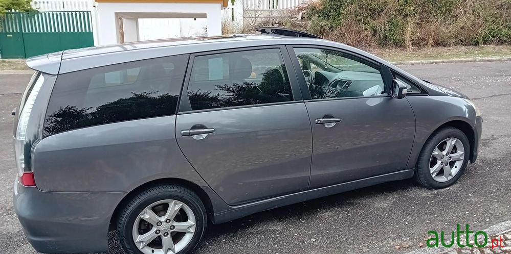 2008' Mitsubishi Grandis photo #5