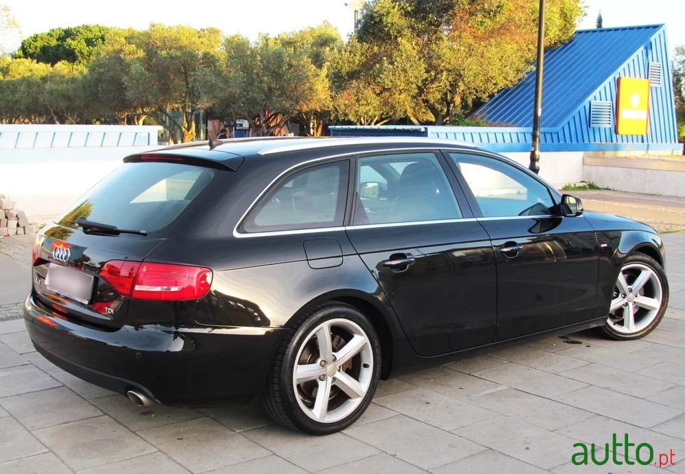 2011' Audi A4 Avant photo #2