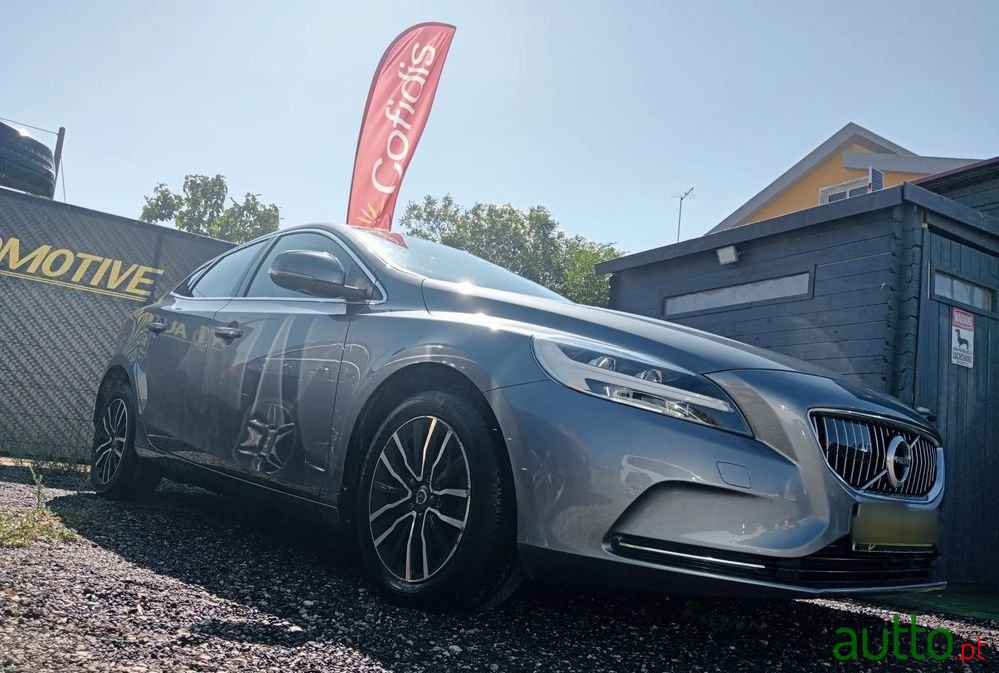 2017' Volvo V40 D2 Inscription photo #1