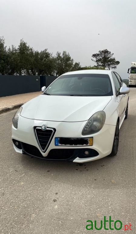 2010' Alfa Romeo Giulietta photo #1