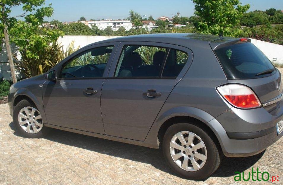 2004' Opel Astra photo #1