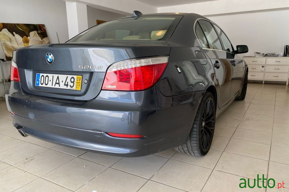 2009' BMW 520 photo #4