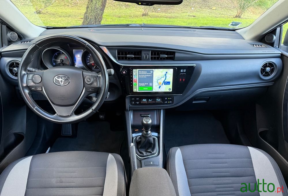 2016' Toyota Auris Touring Sports photo #4