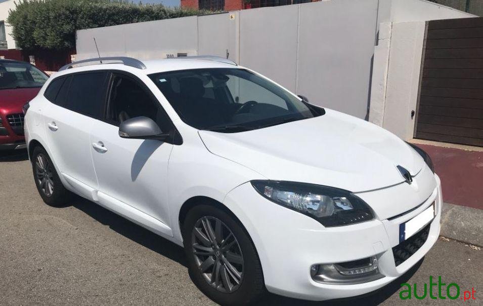 2012' Renault Megane Sport Tourer photo #2