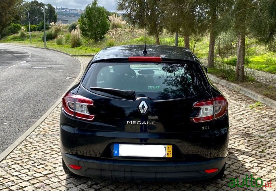 2011' Renault Megane Sport Tourer photo #3