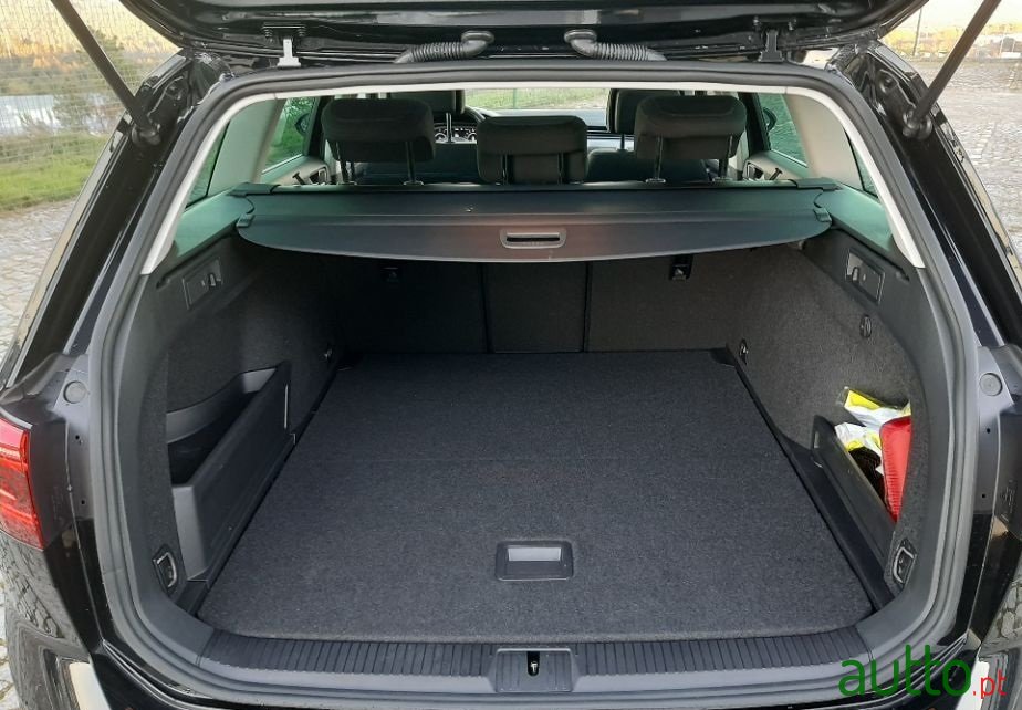 2020' Volkswagen Passat Variant photo #6