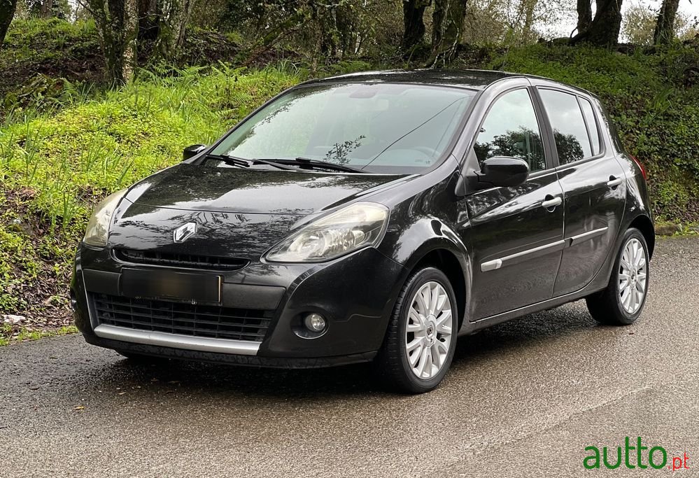 2011' Renault Clio photo #3