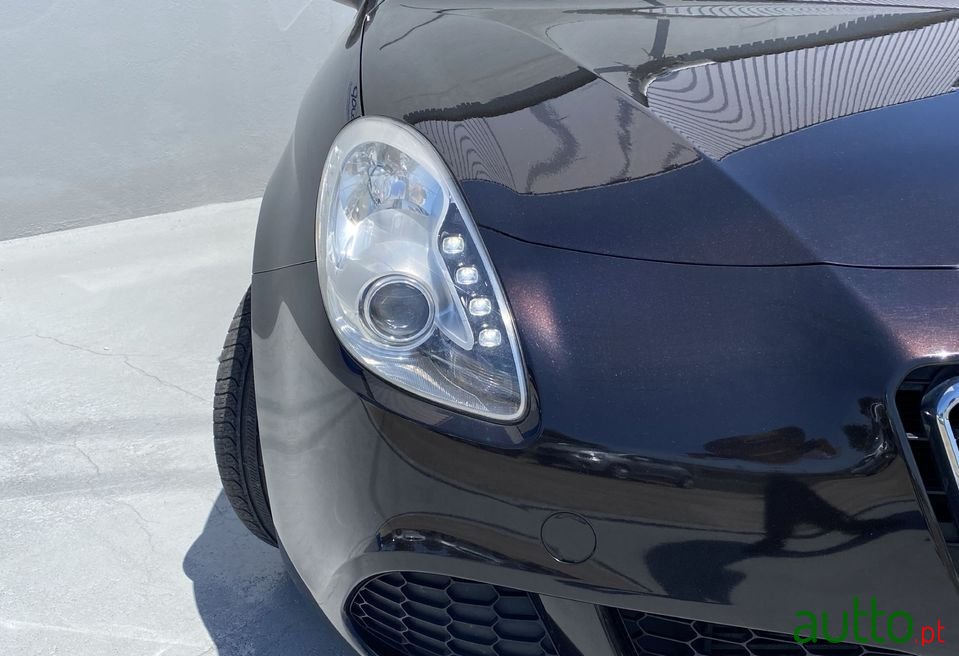 2014' Alfa Romeo Giulietta photo #2