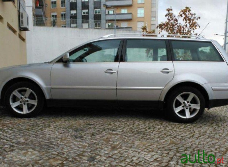 2004' Volkswagen Passat Variant photo #1