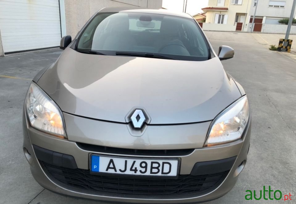 2010' Renault Megane photo #2