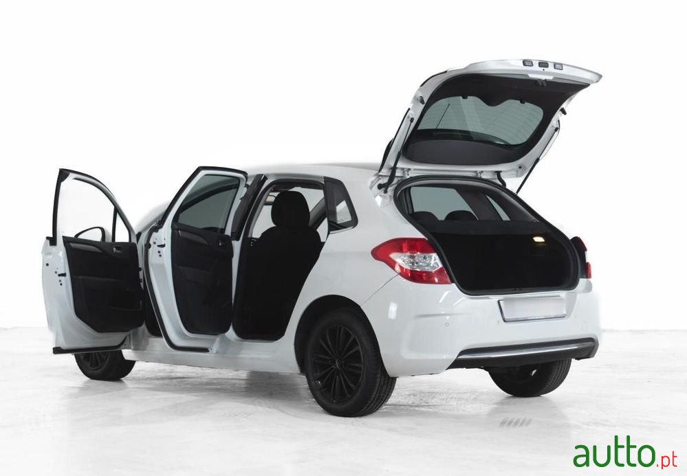 2011' Citroen C4 photo #5