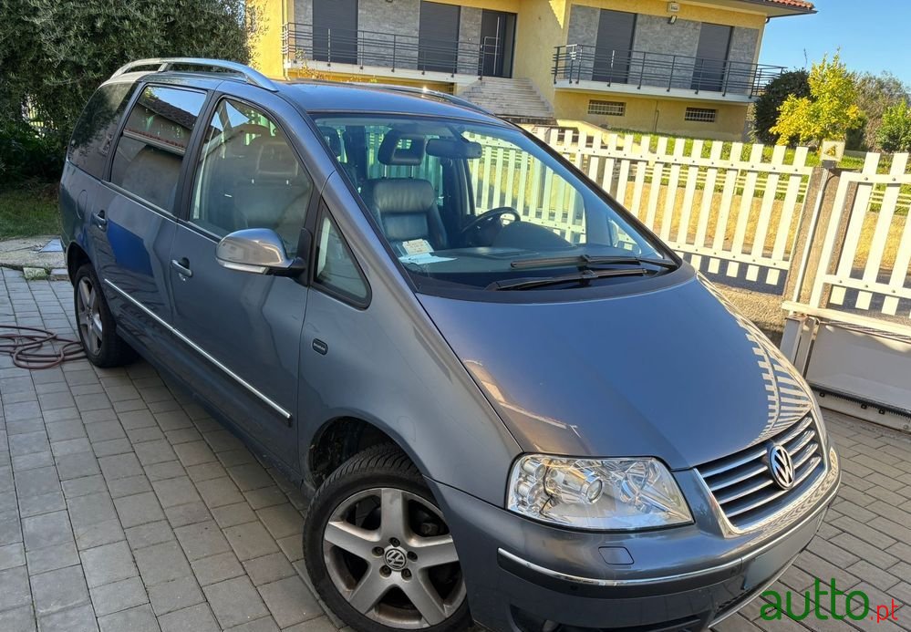 2008' Volkswagen Sharan 2.0 Tdi Highline photo #2
