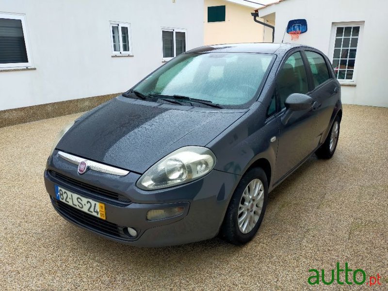 2011' Fiat Punto Evo photo #1